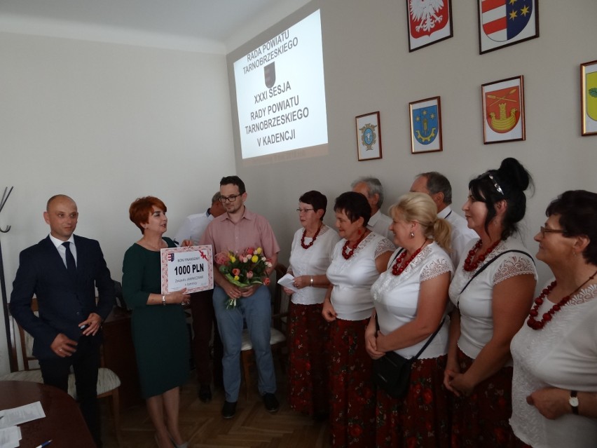 Zespół Jamniczanki z Jamnicy w gminie Grębów wyróżnione na sesji Rady Powiatu Tarnobrzeskiego