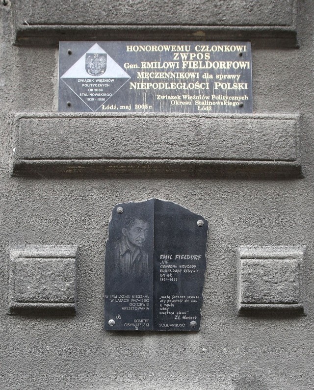 Tablica na kamienicy w Łodzi.