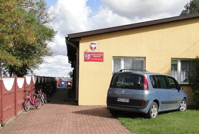 W tym budynku stowarzyszenie działające w Mirowie Nowym chce uruchomić szkołę dla dziewięciorga uczniów. Placówki nikt nigdzie nie zarejestrował.