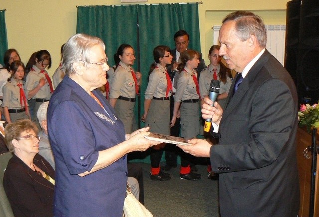 Maria Stolzman - honorowy obywatel Chmielnika otrzymuje egzemplarz albumu od burmistrza miasta  Jarosława ZatorskiegoŚwięto polskiej niezapominajki