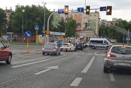 Rzeszów. Wypadek na skrzyżowaniu alei Wyzwolenia z ul. Obrońców Poczty Gdańskiej [ZDJĘCIA]