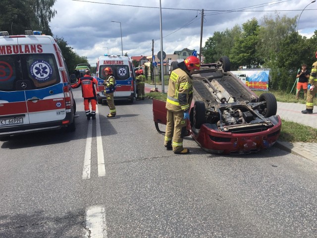 Wypadek miał miejsce w Tarnowie na skrzyżowaniu ul. Romanowicza i Parkowej. Poszkodowani wymagali pomocy medycznej