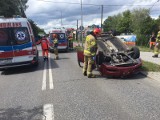 Wypadek w Tarnowie. Na skrzyżowaniu ulic: Romanowicza-Parkowa zderzyły się dwa samochody. Jeden z nich dachował. Są poszkodowani! 