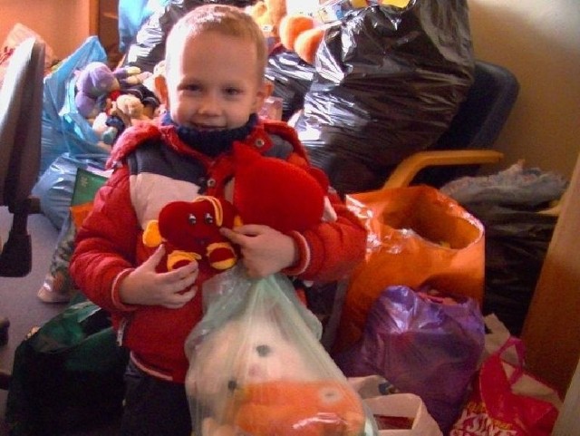 6-letni Wojtuś podarował potrzebującym swoje ukochane zabawki. Dzielny chłopiec rozstał się z nimi, bo chce pomóc innym dzieciom.