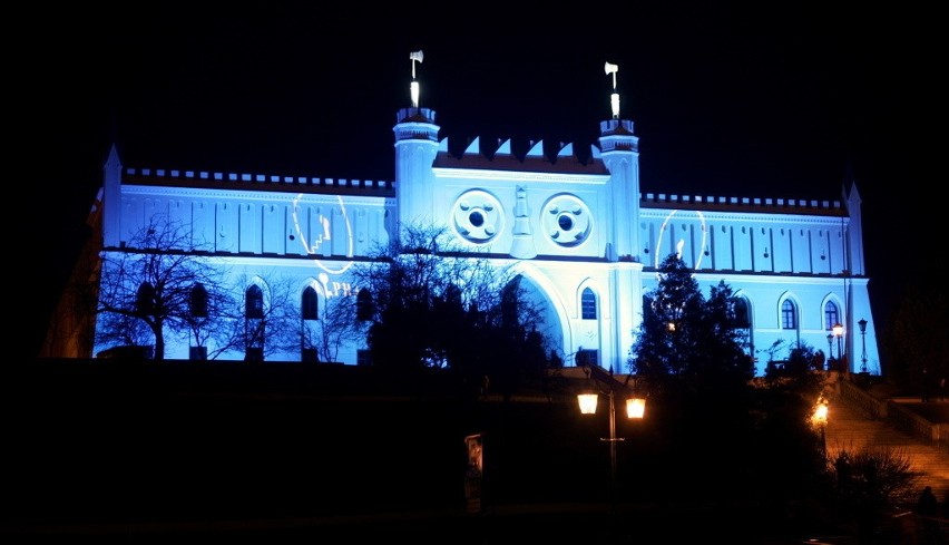 Zamek od kilku lat jest podświetlany na niebiesko z okazji...