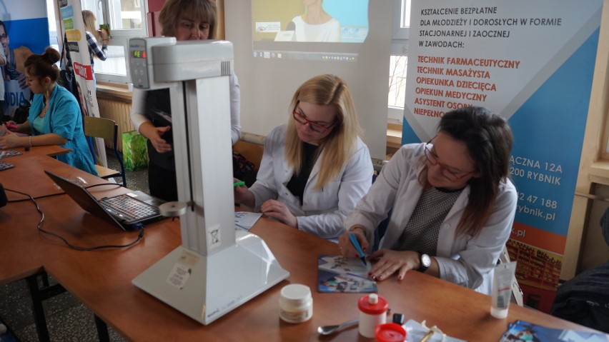 Targi edukacyjne w Jastrzębiu: Uczniowie wybierają zawód