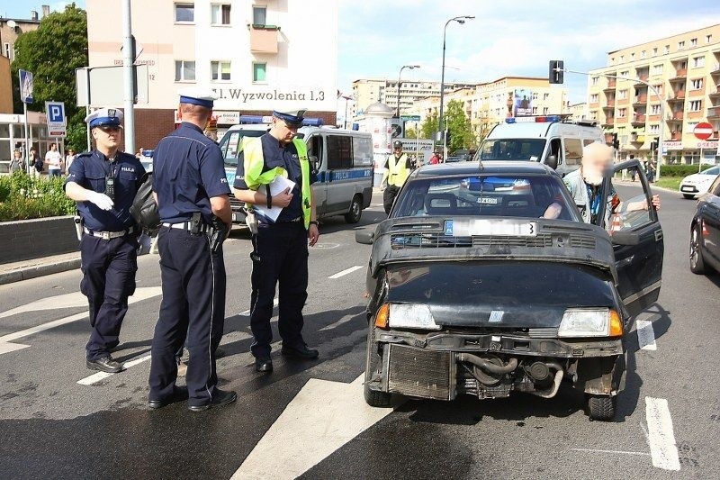 Plac Żołnierza w Szczecinie - kolizja fiata z radiowozem