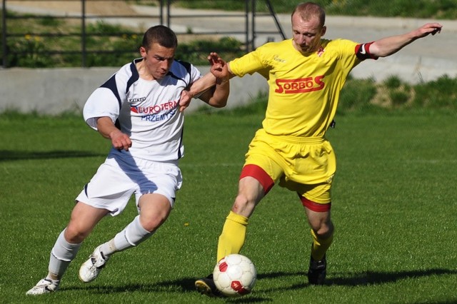 Czuwaj Przemyśl (żółte koszulki) pokonał Żurawiankę 3-0.