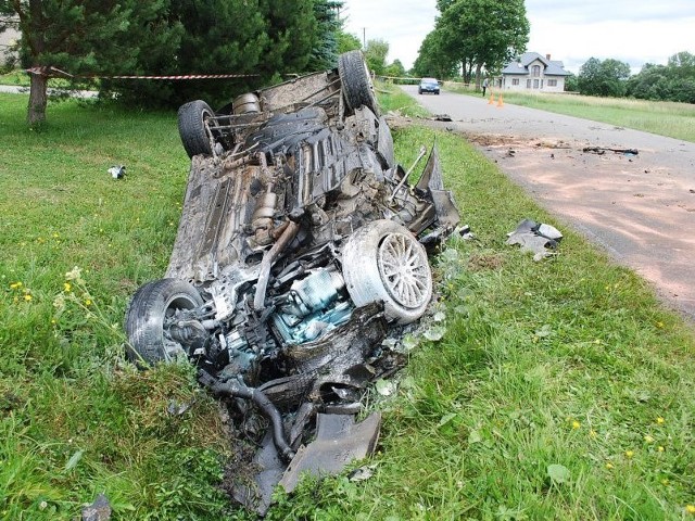 Jak informuje policja, wczoraj około godziny 13:30, dyżurny jasielskiej komendy, otrzymał zgłoszenie o wypadku drogowym w Nienaszowie. Z przekazanych informacji wynikało, że w leżącym na dachu samochodzie znajduje się zakleszczona osoba. Interweniujący na miejscu policjanci wstępnie ustalili, że kierujący osobową alfą romeo, 20-letni mieszkaniec gminy Nowy Żmigród, jadąc od strony Sulistrowej w kierunku Nienaszowa, stracił panowanie nad pojazdem i zjechał do rowu. Samochód z impetem uderzył w betonowy przepust po czym wylądował na dachu w przydrożnym rowie. Kierujący pojazdem był trzeźwy, z obrażeniami trafił do jasielskiego szpitala.  ZOBACZ TEŻ: W Przemyślu kierowca BMW rozbił 5 samochodów