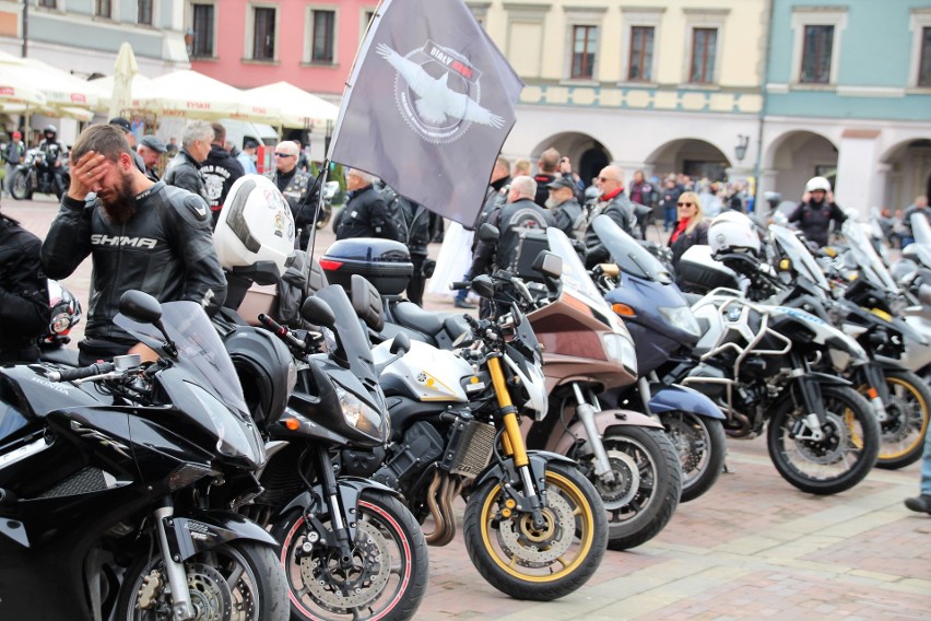 Ludzie machają, dziewczyny się uśmiechają. Wielka parada motocyklistów na Roztoczu [ZDJĘCIA]