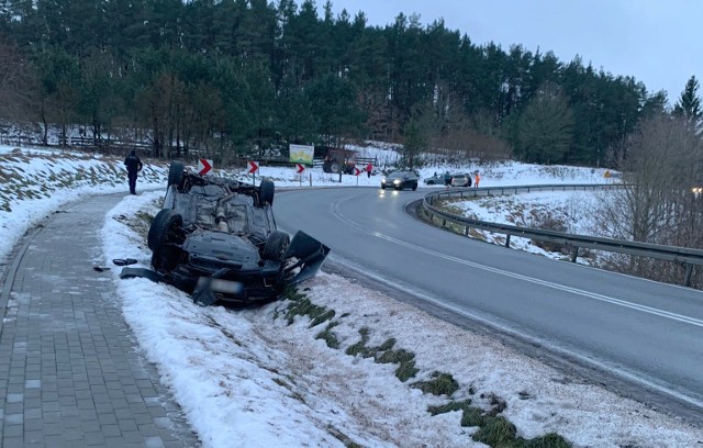 Pijany 29-letni kierowca wypadł z drogi. Auto dachowało.