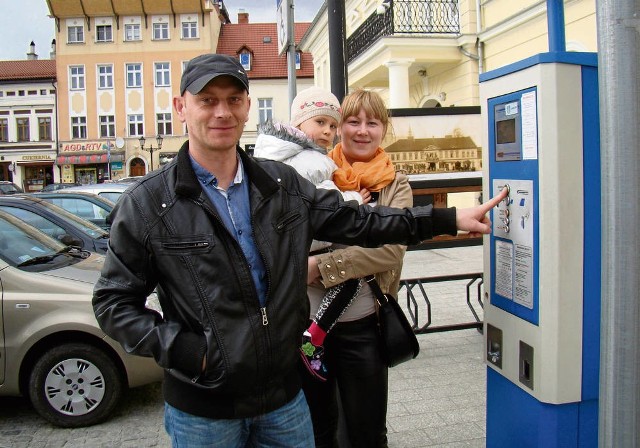 Sławomir Adamski z żoną Gabrielą i córką Madzią. Ten kierowca, podobnie jak wielu innych, uważa, że miasto nabija sobie kabzę kosztem właścicieli samochodów