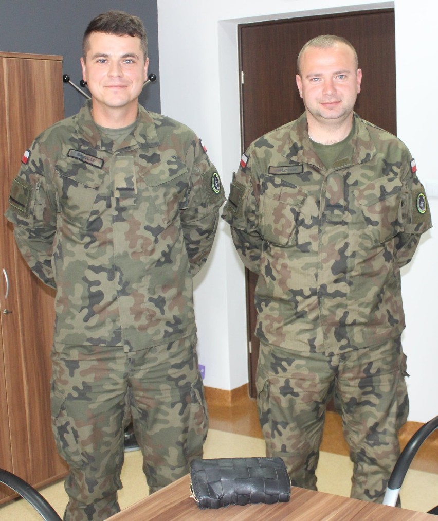 Żołnierze z Koszalina "wpadli" do Urzędu Gminy w Łagowie. W drodze na szkolenie znaleźli coś cennego i oddali właścicielce