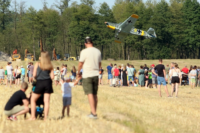 Niezwykłe pokazy lotnictwa i akrobacji powietrznej podczas II KRÓLewskiego Pikniku Lotniczego w Borkach. Zobacz zdjęcia   