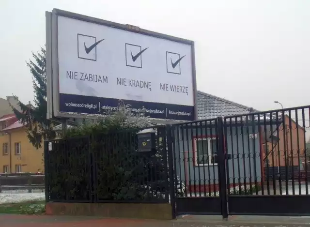 Plakat z hasłem "Nie zabijam, nie kradnę, nie wierzę&#8221;  pojawił się na ulicy Traugutta w Ostrołęce