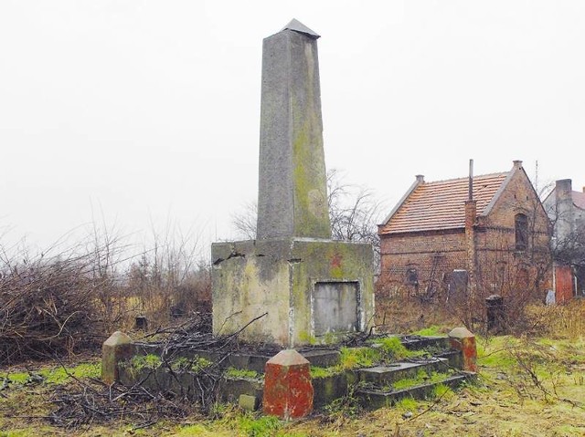 Obelisk na byłym cmentarzu radzieckim można zobaczyć już tylko na zdjęciu...