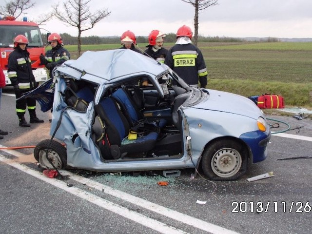 Fiat, którym jechał 33-letni strażak, został uderzony w tył najpierw przez auto dostawcze, później przez ciężarówkę.