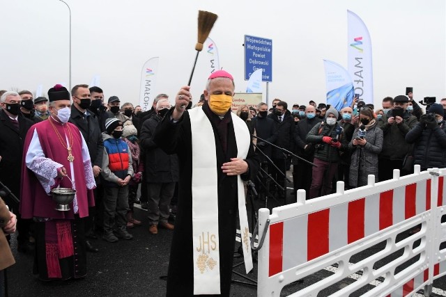 Biskup kielecki Jan Piotrowski poświęcił nowy most