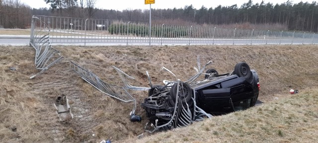 Dramatyczny wypadek w miejscowości Dziurków w gminie Solec nad Wisłą. Więcej na kolejnych zdjęciach.