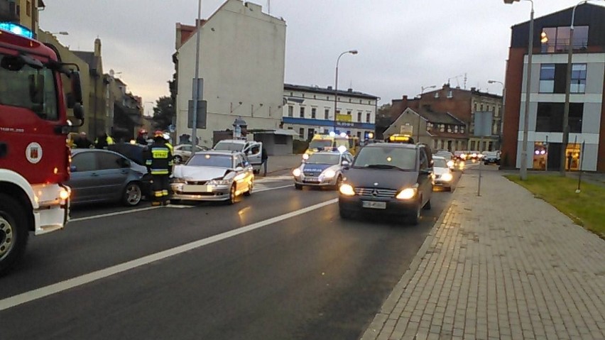 Wypadek na placu Poznańskim. Zderzenie dwóch aut