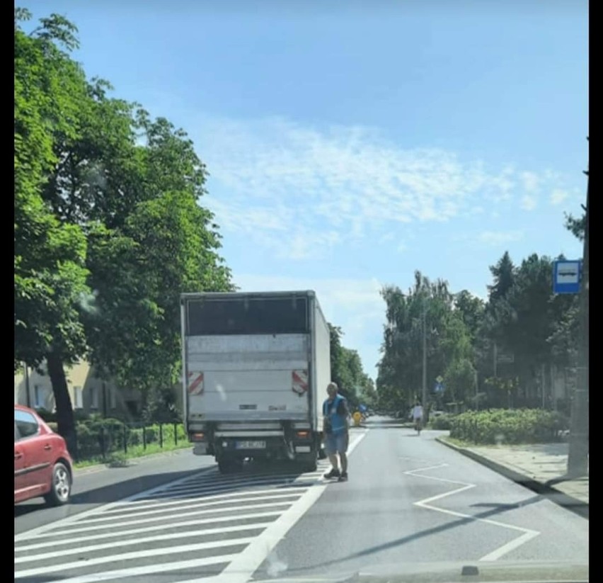 Samochód parkujący na wyłączonej z ruchu przestrzeni,...