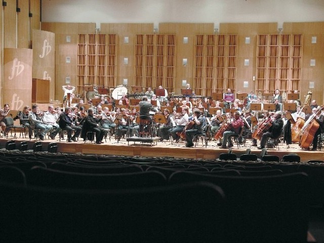Filharmonicy ćwiczyli wczoraj utwór "Requiem &#8211; Missa pro defunctis&#8221; Romana Maciejewskiego. Próbę prowadził koncertmistrz.