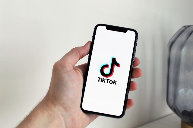 Rząd może wprowadzić zakaz korzystania z TikToka na służbowych telefonach wszystkich urzędników państwowych.