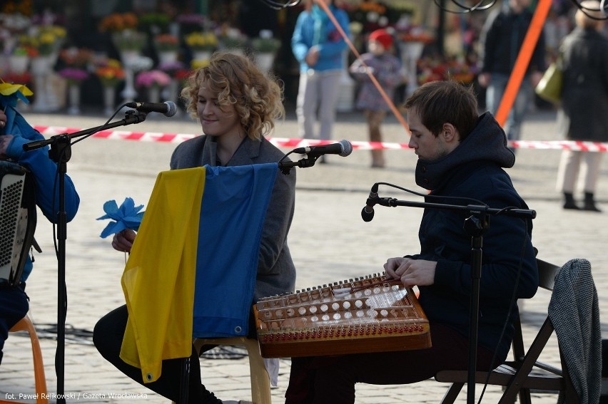 Solidarni z Ukrainą. Happening na wrocławskim Rynku (ZDJĘCIA)