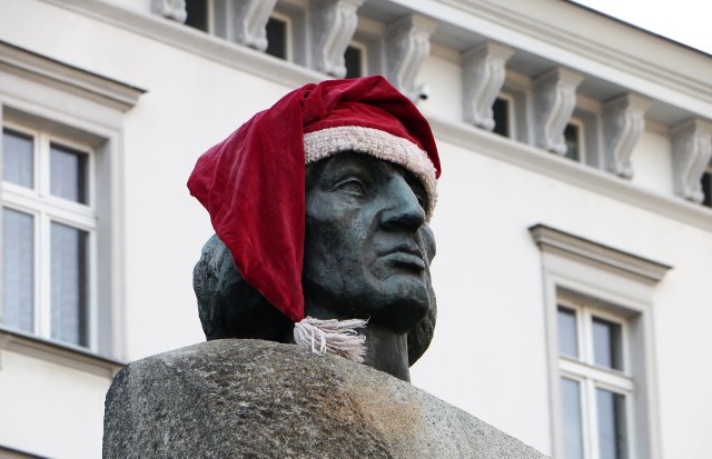 Zwykle takie uroczystości w Grudziądzu odbywają się 6 grudnia, dokładnie w imieniny Mikołaja,  w tym jednak roku, z powodu pandemii, postanowiono uroczystość przyspieszyć i  kwiaty oraz znicze pod pomnikiem Mikołaja Kopernika złożono już dziś (4 grudnia).