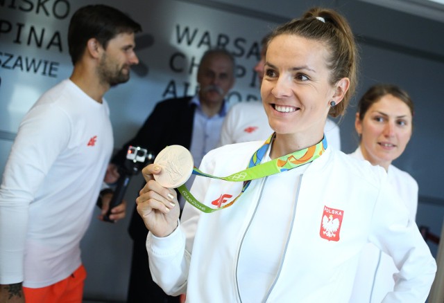 24.08.2016 warszawa lotnisko okecie powitanie olimpijczykow wracajacych z igrzysk olimpijskich w rio de janeiro nz. maja wloszczowska sport olimpiada medale medal fot. michal dyjuk / polska press