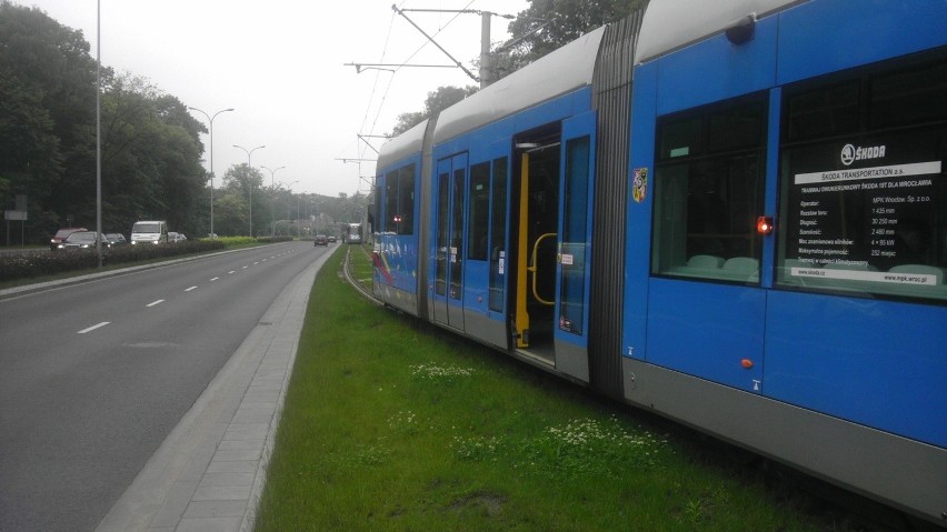 Wrocław: Awaria tramwajów na skrzyżowaniu ul. Legnickiej i Milenijnej (ZDJĘCIA)