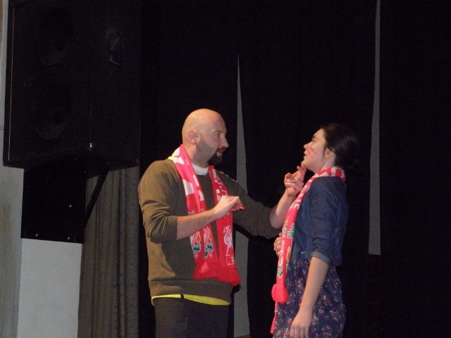 Piotr Rutkowski i Kamila Puchalska w jednej ze scen spektaklu "Heysel"
