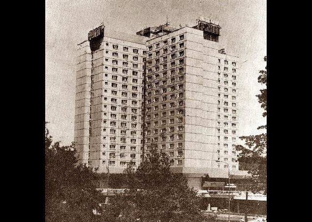 29 maja 1978 r. "Głos" opisywał uroczyste otwarcie dzień wcześniej 21-kondygnacyjnego hotelu Orbis Poznań, który wówczas stał się najwyższym obiektem w mieście. Przy okazji uroczystości budowlańcom wręczono odznaczenia państwowe.