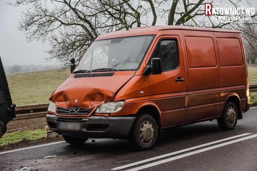 Przytuły. Wypadek śmiertelny na trasie Ełk - Olecko. Droga krajowa nr 65 zablokowana [ZDJĘCIA]