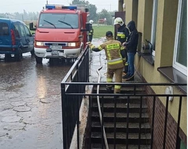 Pompowano wodę z budynku w Gaszowicach....