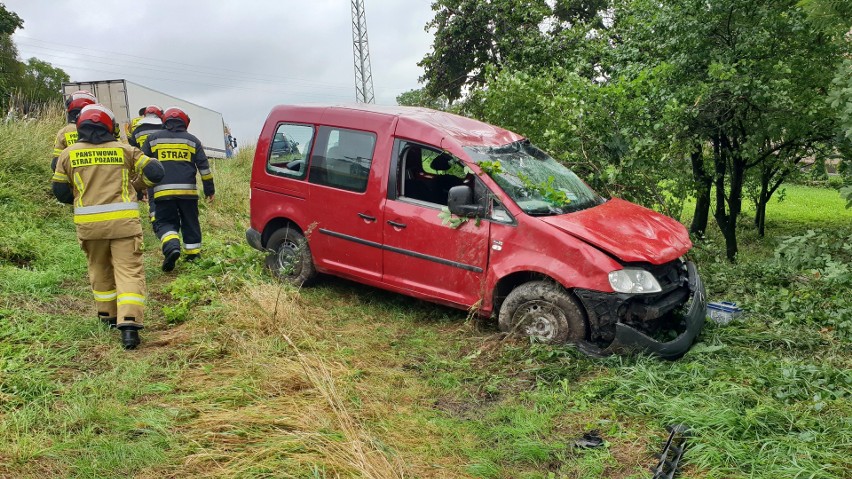 Wypadek na drodze wojewódzkiej nr 426 w Olszowej. Kierowca volkswagena caddy wypadł z drogi