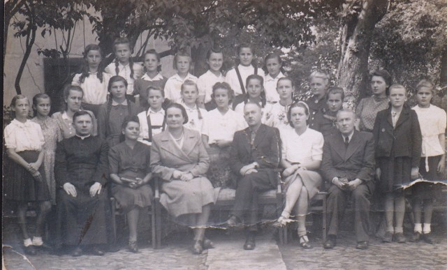 Wadowice, rok 1947 - pierwsza od prawej Władysława Bałys, obok ksiądz Edward Zacher