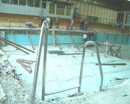 Prace remontowe na basenie mają potrwać do połowy października.				     	