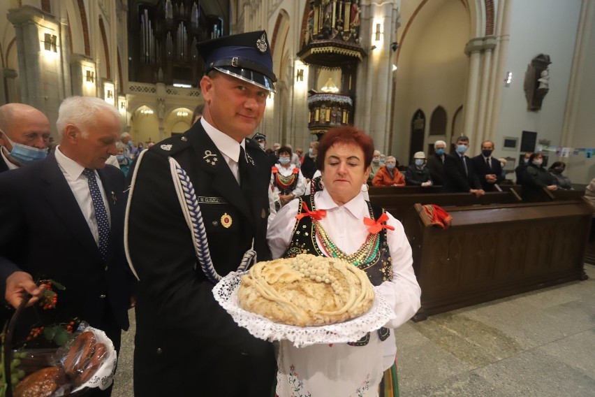 Dożynkowa msza święta w łódzkiej archikatedrze - oto wieńce, jakie przywieźli rolnicy z całego regionu