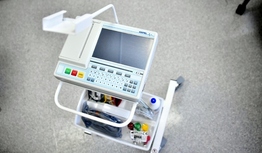 Podczas spotkania w szpitalu zaprezentowano aparat EKG z...