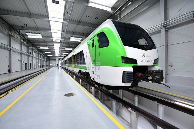 Zespół trakcyjny Flirt szwajcarskiej firmy Stadler. Takie pociągi, ale składające się tylko z dwóch członów, mają jeździć na lokalnych liniach radomskich. Na kolejnych slajdach zobacz jak wyglądają flirty z bliska.