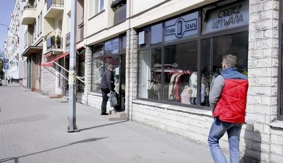 Rynek lokali użytkowych w Słupsku lekko drgnąłLokal po kwiaciarni przy ul. Grodzkiej w Słupsku przez kilka miesięcy stał pusty. Niedawno otwarto tam sklep z używaną odzieżą.