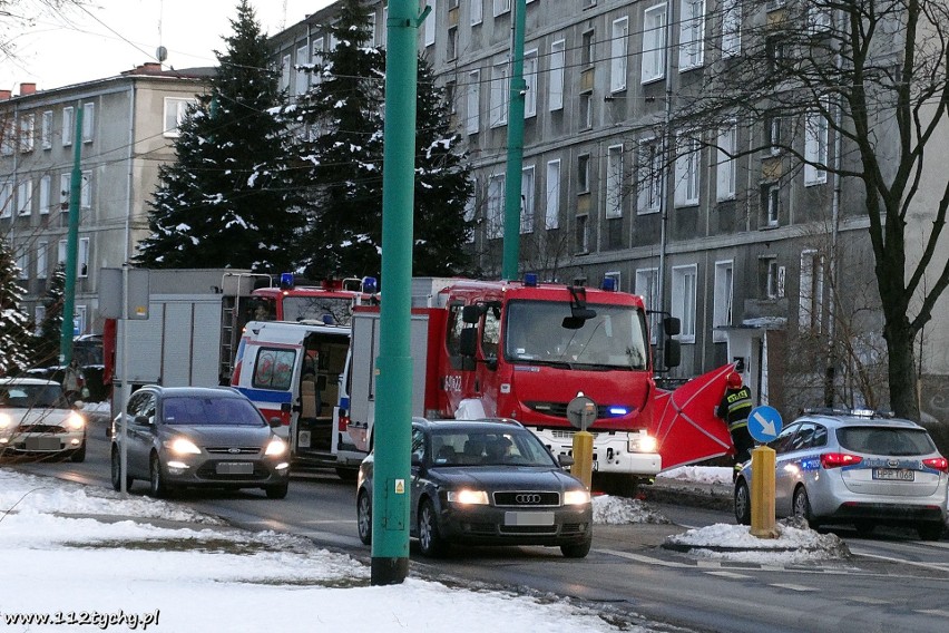 Wypadek w Tychach: 10-latek wpadł pod trolejbus. Ma złamane obie nogi. Zobaczcie zdjęcia 