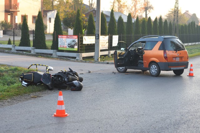 Policjanci i strażacy pracują na miejscu wypadku drogowego w Buszkowiczkach pod Przemyślem. We wtorek około godz. 7.30 doszło tam do zderzenia motocyklisty z samochodem osobowym. Pogotowie ratunkowe przetransportowało kierującego jednośladem do szpitala. Aktualizacja, godz. 8.54- Kierujący samochodem, 60-letni mieszkaniec pow. przemyskiego skręcając w lewo nie ustąpił pierwszeństwa kierującemu motorowerem, który jechał w kierunku Przemyśla - powiedziała podkom. Marta Fac z KMP w Przemyśl. 16-letni przemyślanin trafił do szpitala z niegroźnymi obrażeniami. Uczestnicy zdarzenia byli trzeźwi.Zobacz też: Tragedia w Rzeszowie. Nie żyje 22-letni motocyklista