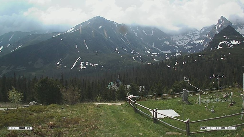 Tatry. Komunikat lawinowy TOPR. W wysokich partiach gór zalegają jednak niebezpieczne płaty śniegu