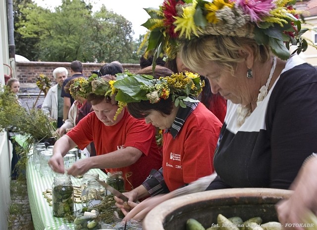 Kiszenie ogórków w Galerii u Jadźki w 2012 r.