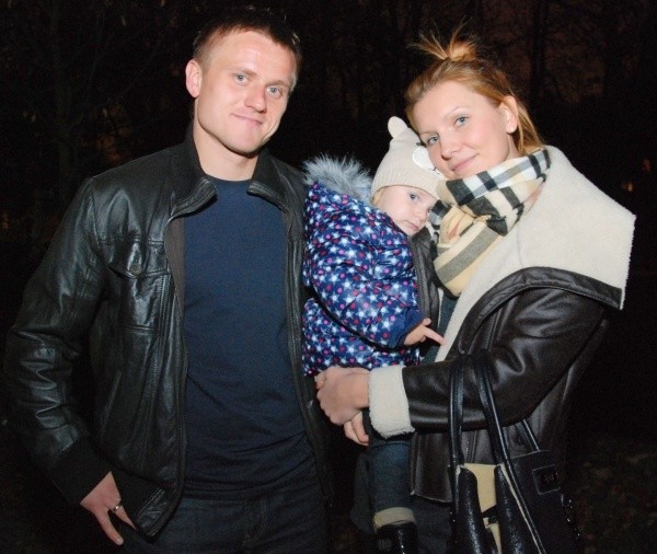 Piłkarz Korony Tomasz Lisowski w Kielcach mieszka z żoną Martą, która również pochodzi z Braniewa, i z córeczką Gabrysią.