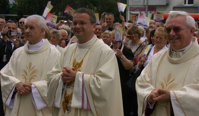 Bp Tadeusz Lityński (w środku).