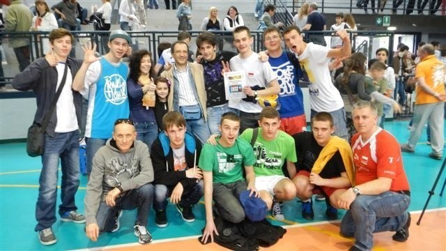 Reprezentacja Liceum Ogólnokształcącego z Pińczowa z dobrej strony pokazała się na turnieju we Włoszech. Na zdjęciu z trenerem Krzysztofem Marszalikiem. 