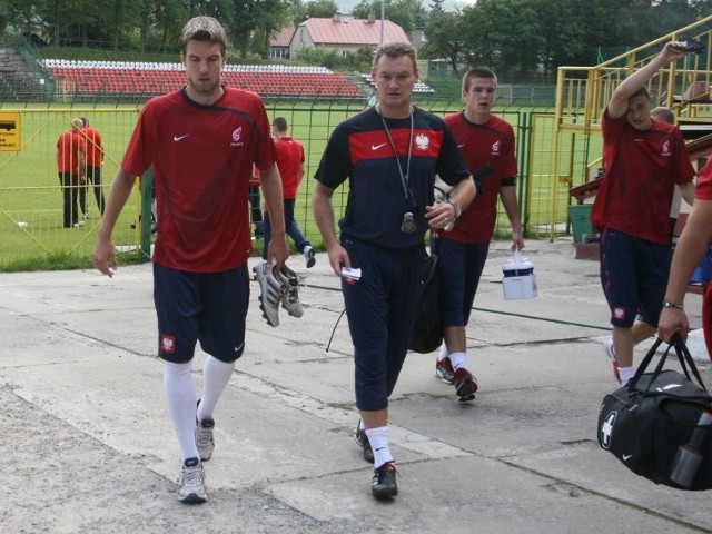Piotr Malarczyk (z lewej) schodzący z poniedziałkowego treningu reprezentacji na stadionie przy ulicy Szczepaniaka.